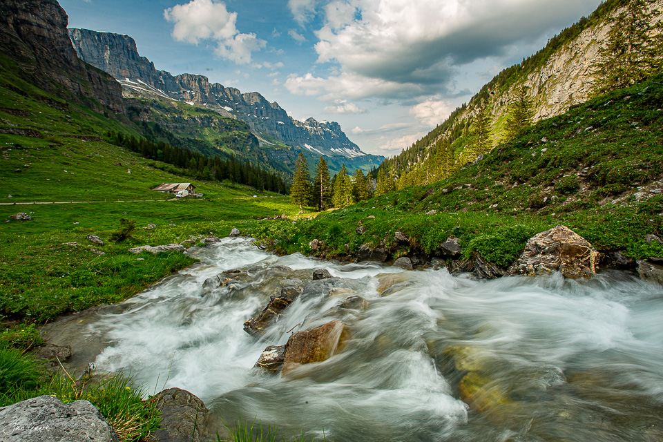 Bergbach und Alpwiese Urnerboden Sommer grüne Landschaft Schweiz Jan Geerk Fotograf Basel