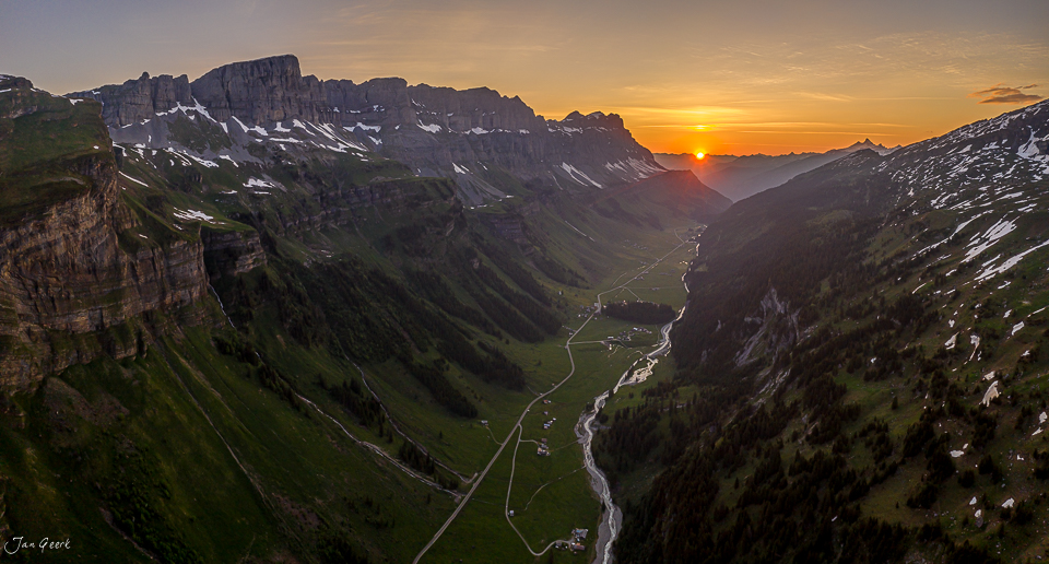 Alpental mit Fluss bei Sonnenaufgang, schneebedeckte Berge, Urnerboden Zentralschweiz Schweiz – Jan Geerk Fotograf Basel