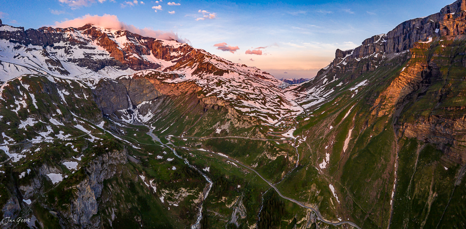 Alpines Tal mit schneebedeckten Bergen bei Sonnenaufgang, Urnerboden Schweiz – Jan Geerk Fotograf Basel