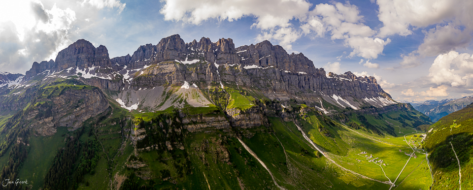 Alpstein Massiv mit grünen Alpweiden, Felsformationen und Schneeflecken im Sommer, Appenzell Alpen Schweiz – Jan Geerk Fotograf Basel