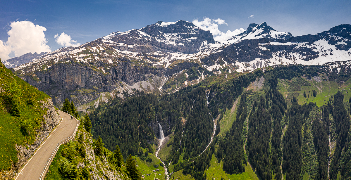 Klausenpass Berglandschaft mit Schneebergen grüne Alpwiesen Sommer Schweiz Jan Geerk Fotograf Basel