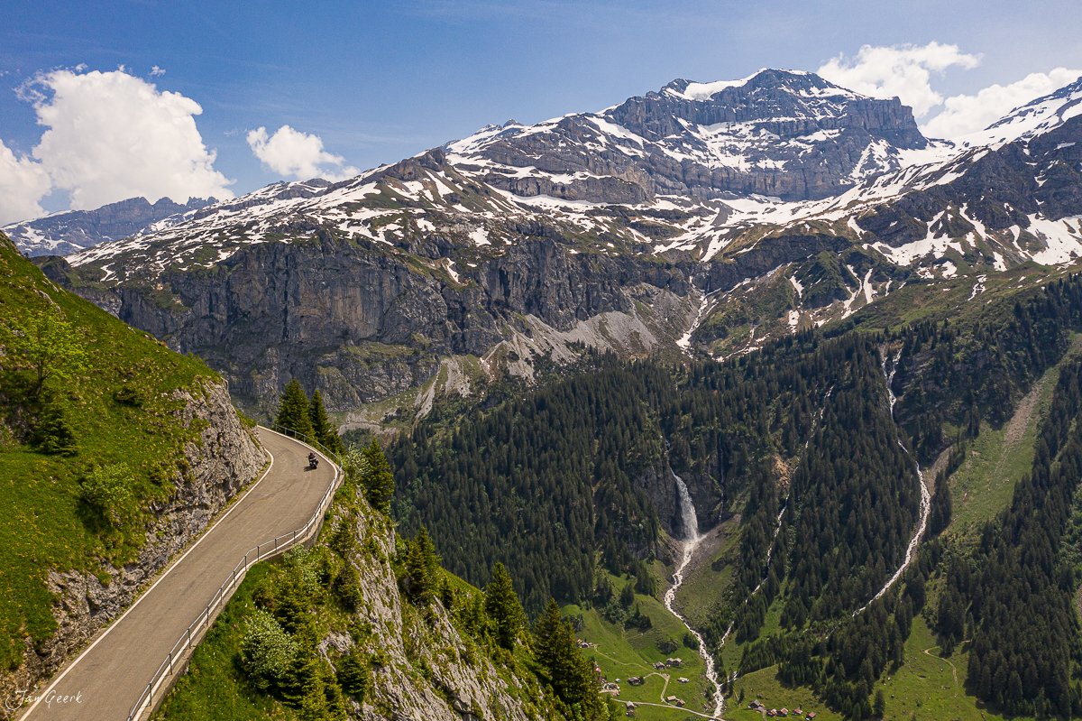 Serpentinenstraße Klausenpass mit Alpental Schneebergen Sommerlicht Zentralschweiz Schweiz Jan Geerk Fotograf Basel
