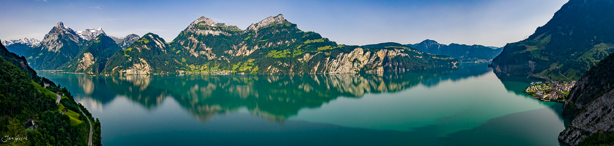 Panoramablick auf den Vierwaldstättersee mit Bergen Spiegelung Sommer Zentralschweiz Schweiz – Jan Geerk Fotograf Basel