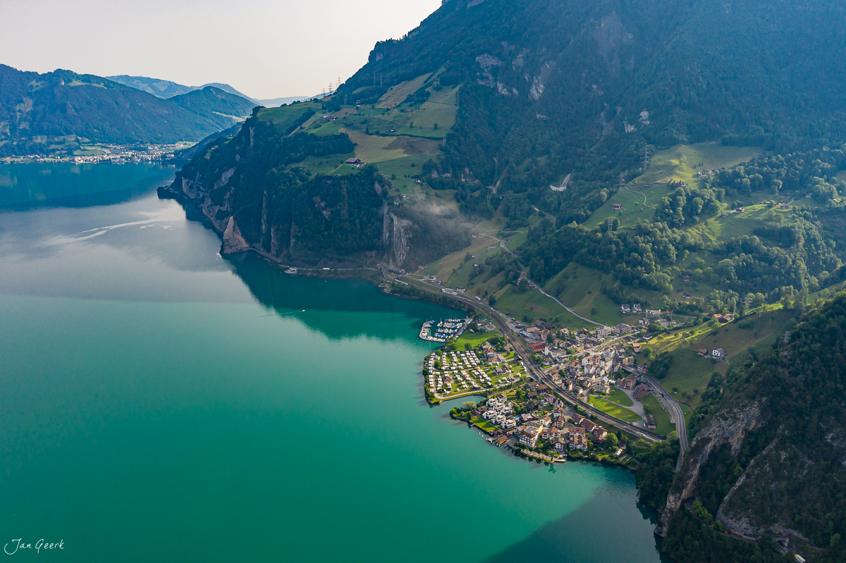 Luftaufnahme Sisikon Bergsee türkises Wasser Alpenpanorama Sommer Zentralschweiz Schweiz Jan Geerk Fotograf Basel