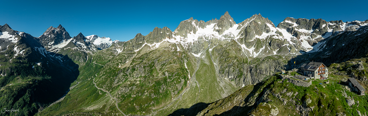 Alpenhütte am Sustenpass mit schneebedeckten Gipfeln Sommer Zentralschweiz Schweiz Jan Geerk Fotograf Basel