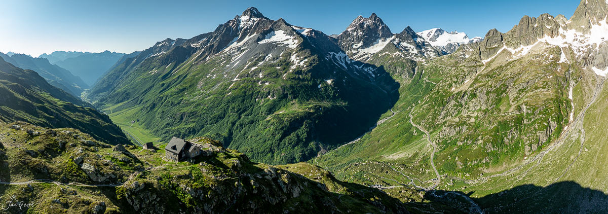 Alpines Bergpanorama am Sustenpass mit schneebedeckten Gipfeln, grünen Alpweiden und Berghütte, Sommer, Zentralschweiz – Jan Geerk Fotograf Basel