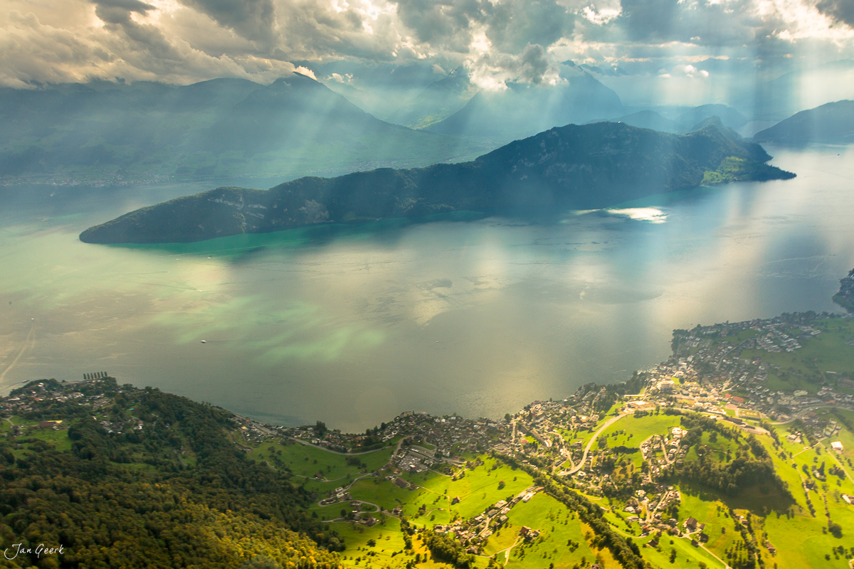 Luftaufnahme Vierwaldstättersee mit Insel, Berge und Siedlungen in grüner Sommerlandschaft Zentralschweiz – Jan Geerk Fotograf Basel