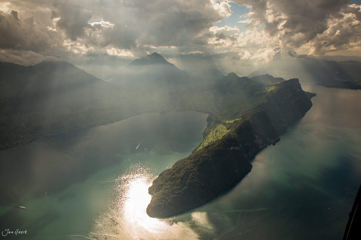 Vierwaldstättersee mit bewaldeter Halbinsel, Bergkulisse und dramatischen Wolken, Zentralschweiz Schweiz – Jan Geerk Fotograf Basel