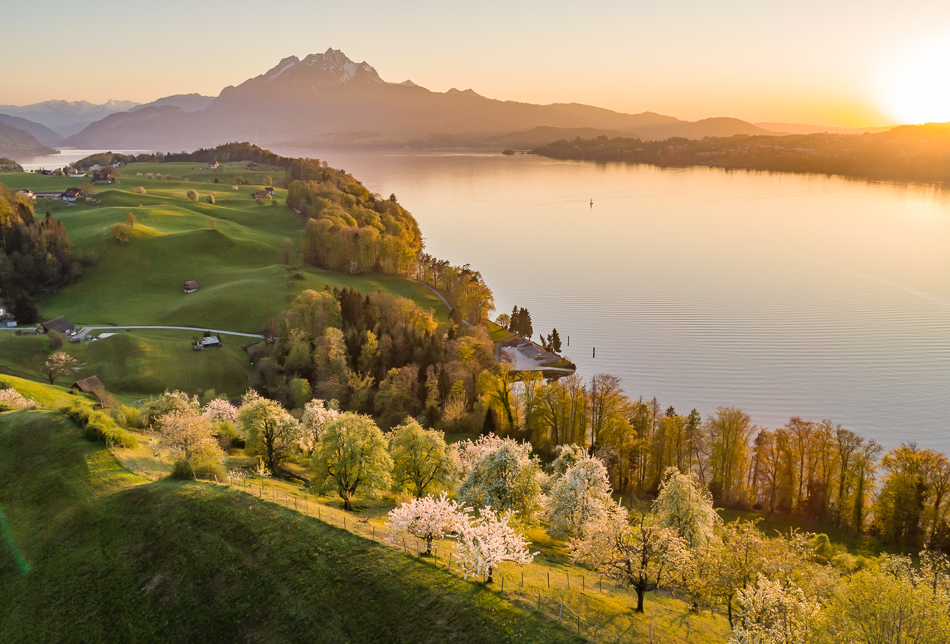 Blick auf Weggis mit Pilatus bei Sonnenaufgang, Frühling, Zentralschweiz – Jan Geerk Fotograf Basel