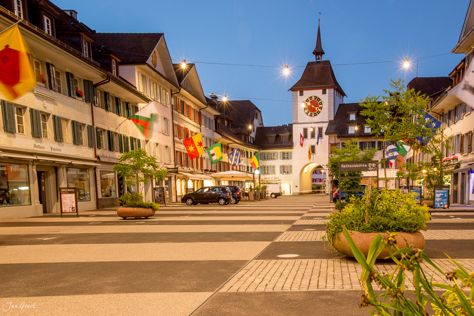 Altstadt Willisau mit Kirchturm bei Blaustunde, Luzerner Hinterland Schweiz – Jan Geerk Fotograf Basel