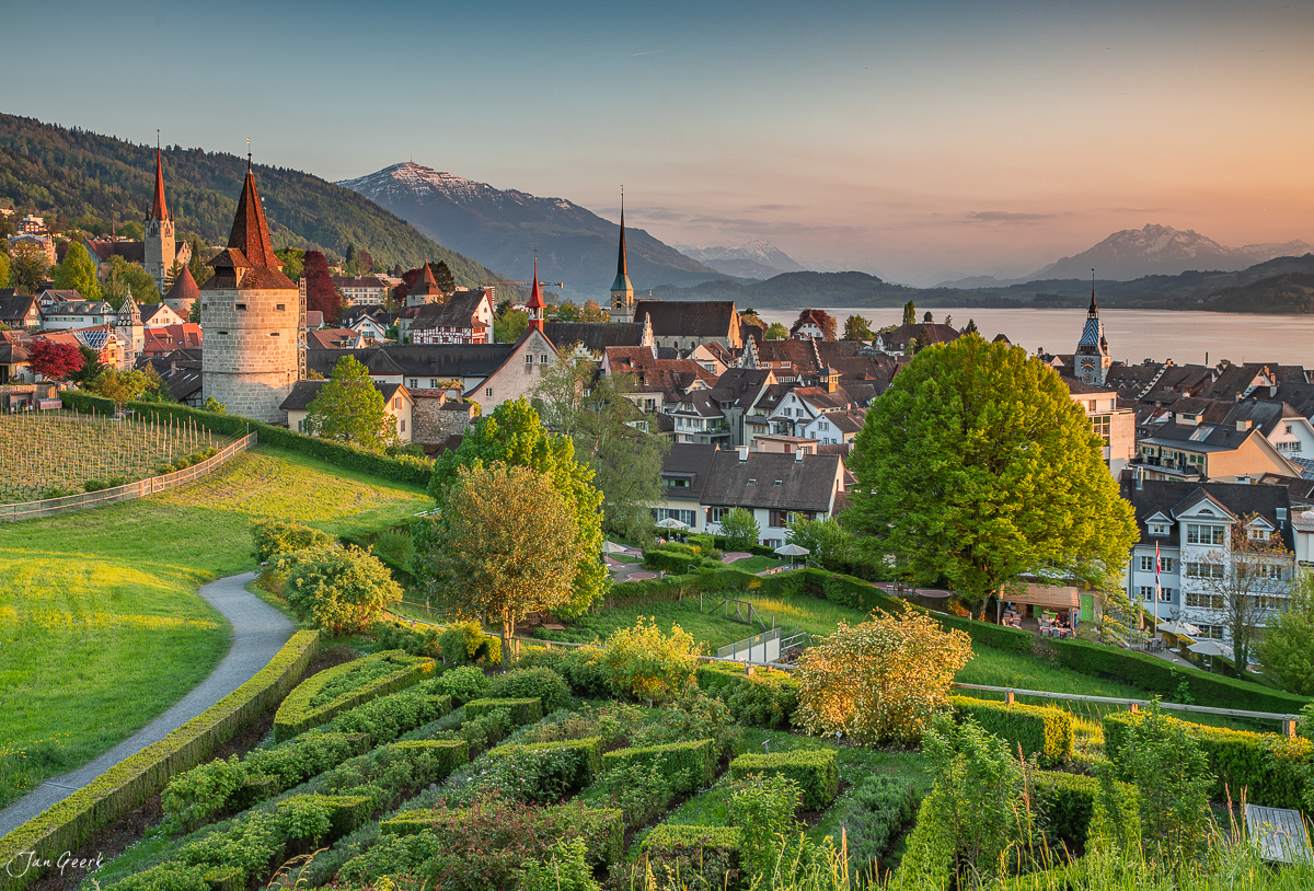 Malerische Altstadt Zug mit Kirchtürmen, Zugersee und schneebedeckten Bergen im Herbstlicht, Zentralschweiz – Jan Geerk Fotograf Basel