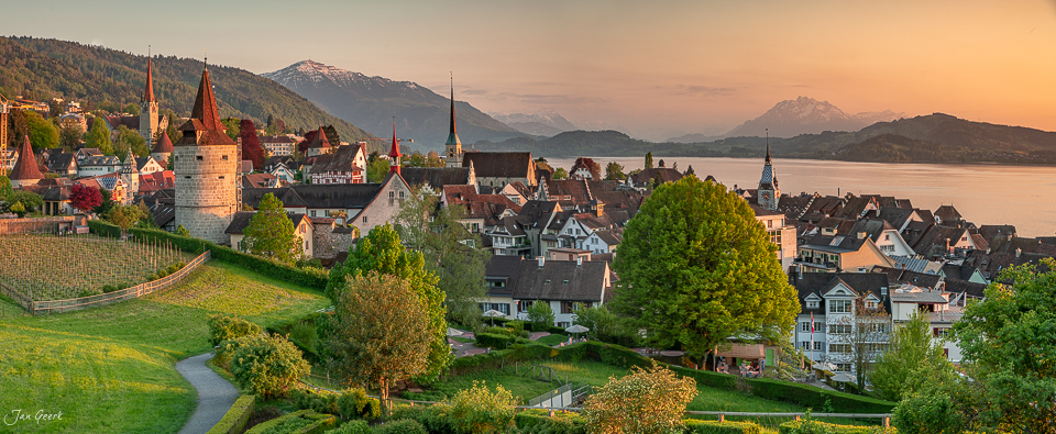Historische Altstadt Zug mit Türmen am Zugersee bei Sonnenuntergang, Zentralschweiz Schweiz – Jan Geerk Fotograf Basel