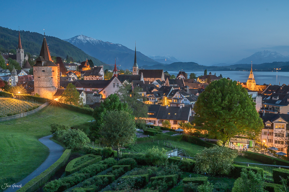 Altstadt Zug mit Kirchtürmen, Zugersee und schneebedeckten Bergen bei Kantlicht, Zentralschweiz – Jan Geerk Fotograf Basel