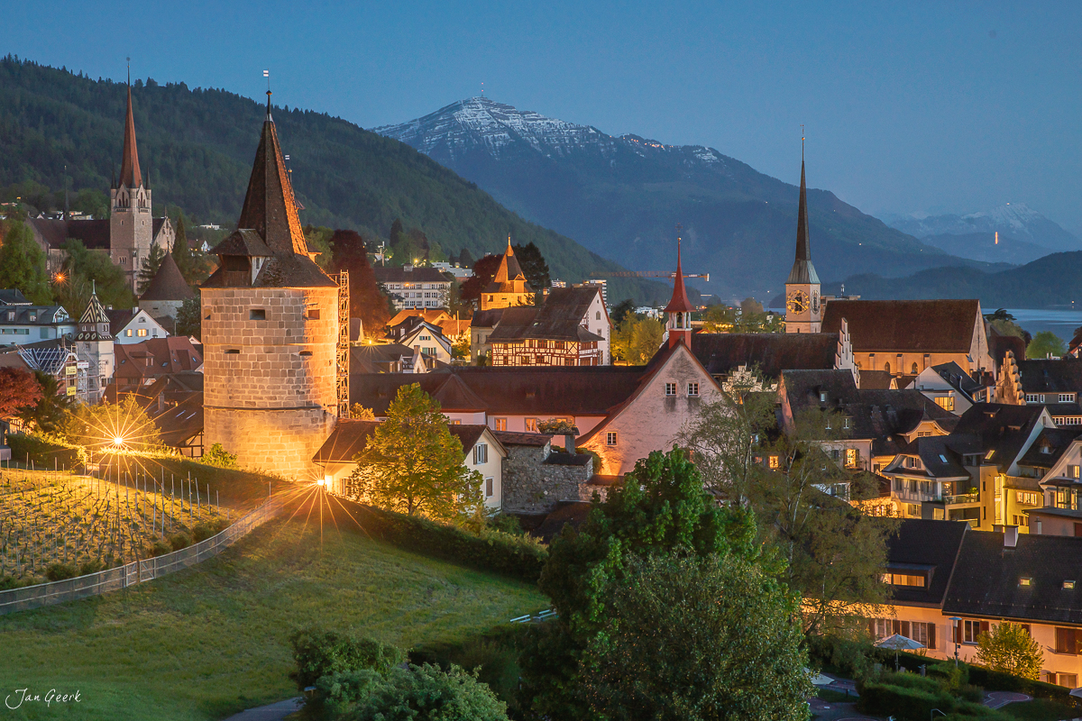 Altstadt Zug mit Kirchen und Zugersee bei Kantlicht, Pilatus und Rigi im Hintergrund, Zentralschweiz – Jan Geerk Fotograf Basel
