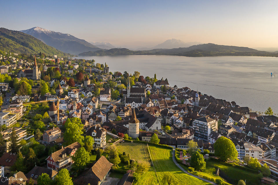 Luftaufnahme Zug Stadt See Berge Frühling Zentralschweiz Schweiz Jan Geerk Fotograf Basel