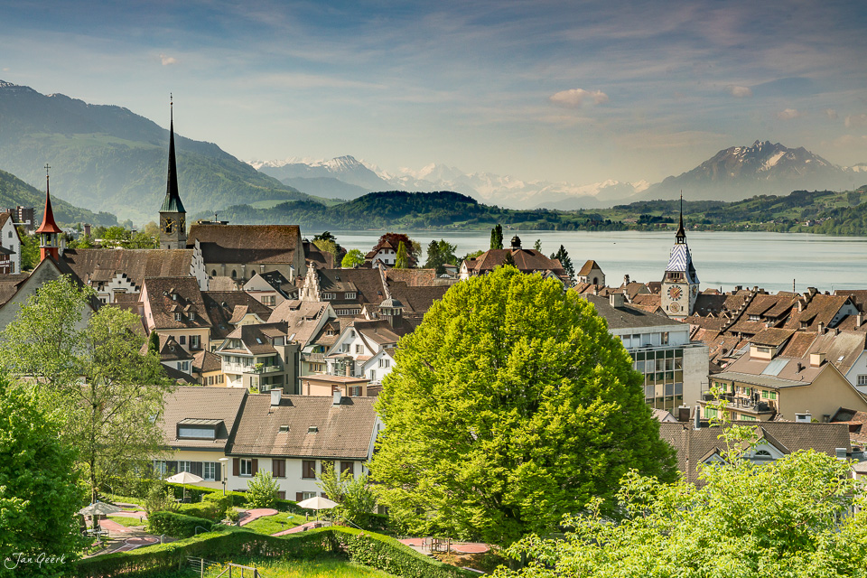 Altstadt Zug mit Kirchtürmen, See und Alpen im Frühlingslicht – Zentralschweiz Schweiz – Jan Geerk Fotograf Basel