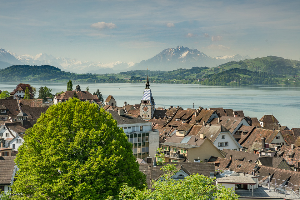 Altstadt von Zug mit Kirche, Zugersee und Alpenblick im Frühlingslicht, Zentralschweiz – Jan Geerk Fotograf Basel