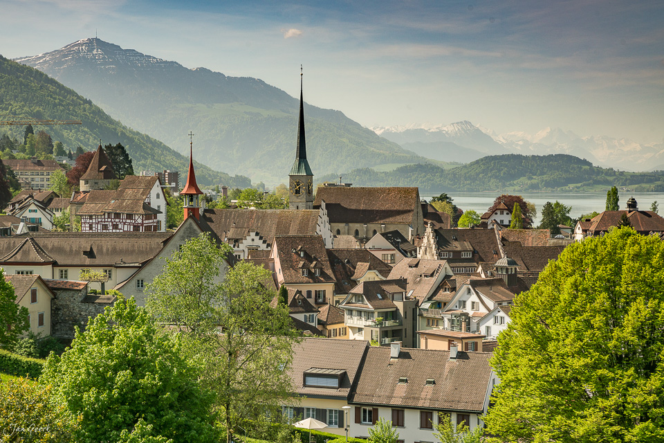 Altstadt Zug mit Kirchtürmen, See und Alpen im Frühlingslicht – Zentralschweiz Schweiz – Jan Geerk Fotograf Basel