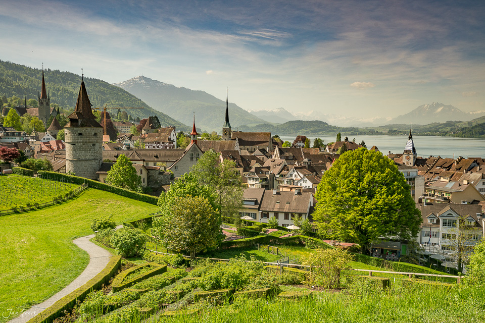 Altstadt Zug mit Seen- und Bergblick im Frühling, Kantlicht, Zentralschweiz, Schweiz – Jan Geerk Fotograf Basel