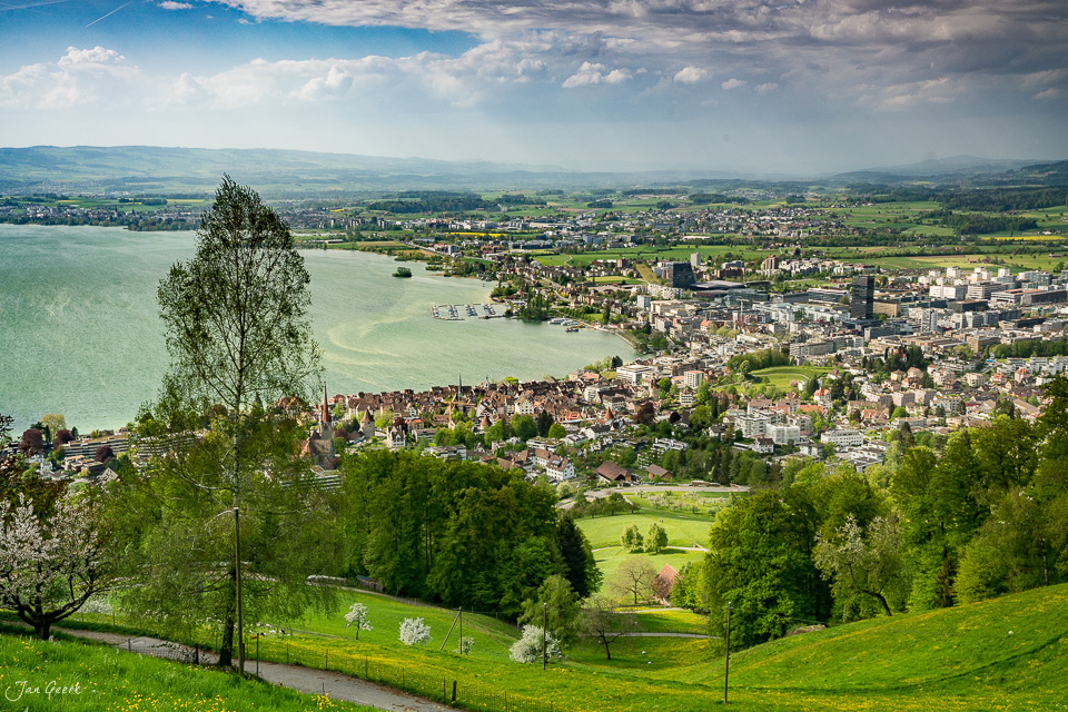 Blick auf Zug mit Zugersee im Frühling, grüne Wiesen und Altstadt, Zentralschweiz – Jan Geerk Fotograf Basel