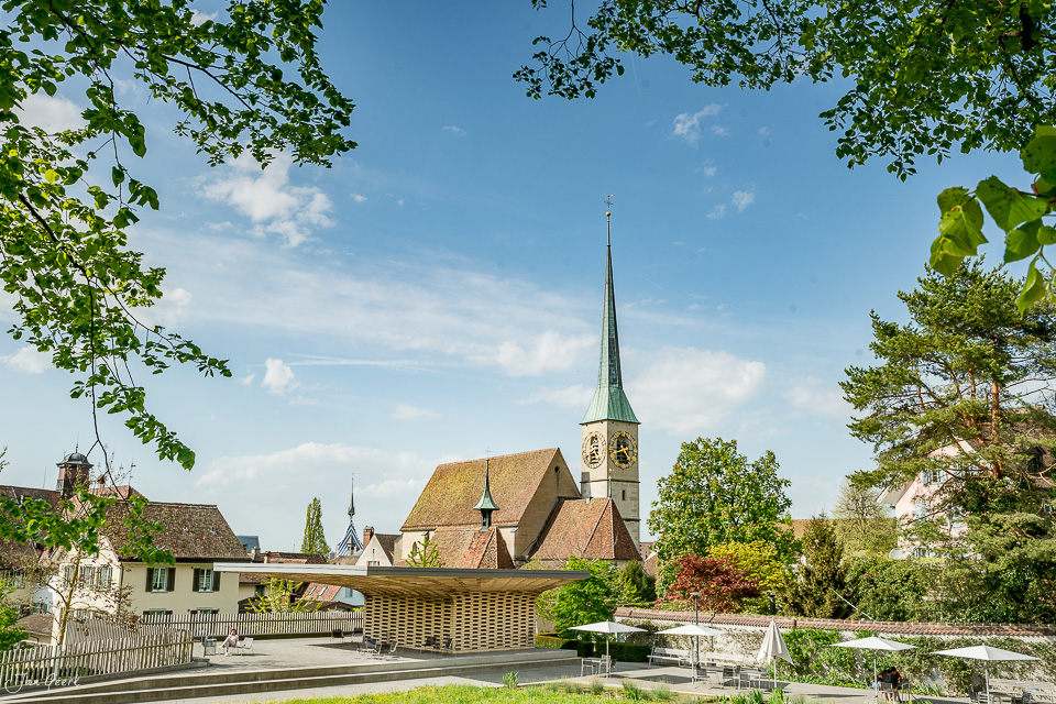 Altstadt Zug mit Kirche Frühling Kantlicht Zentralschweiz Schweiz Jan Geerk Fotograf Basel