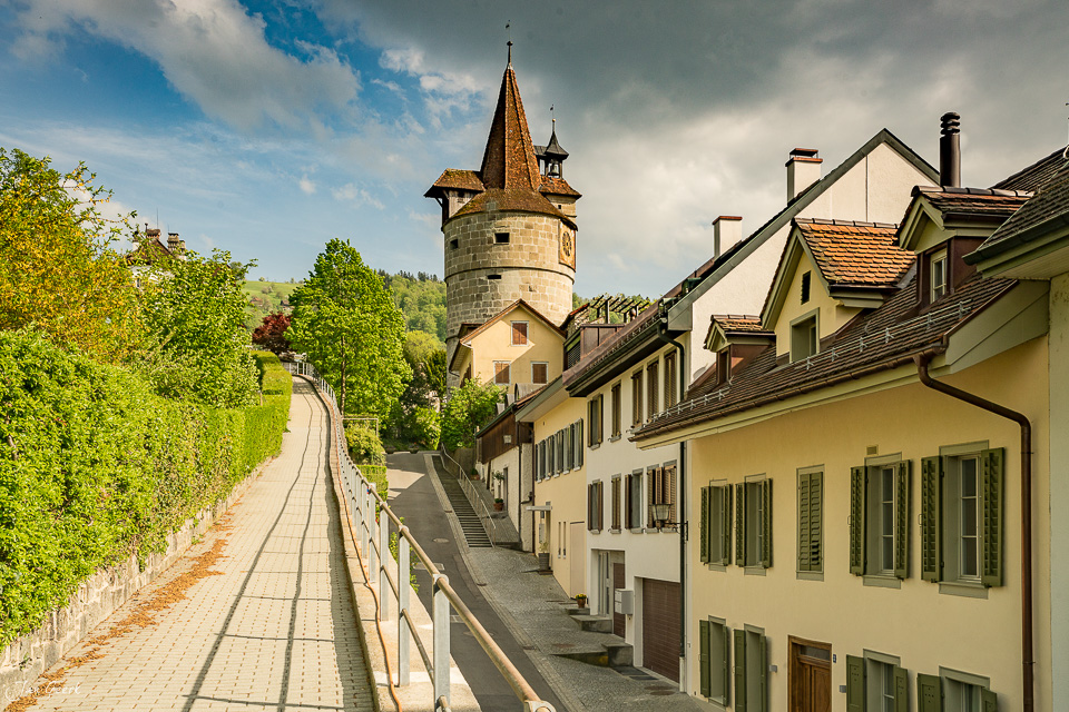 Altstadt Zug mit Turm, gepflasterte Gasse, Frühling, Zentralschweiz, Schweiz – Jan Geerk Fotograf Basel