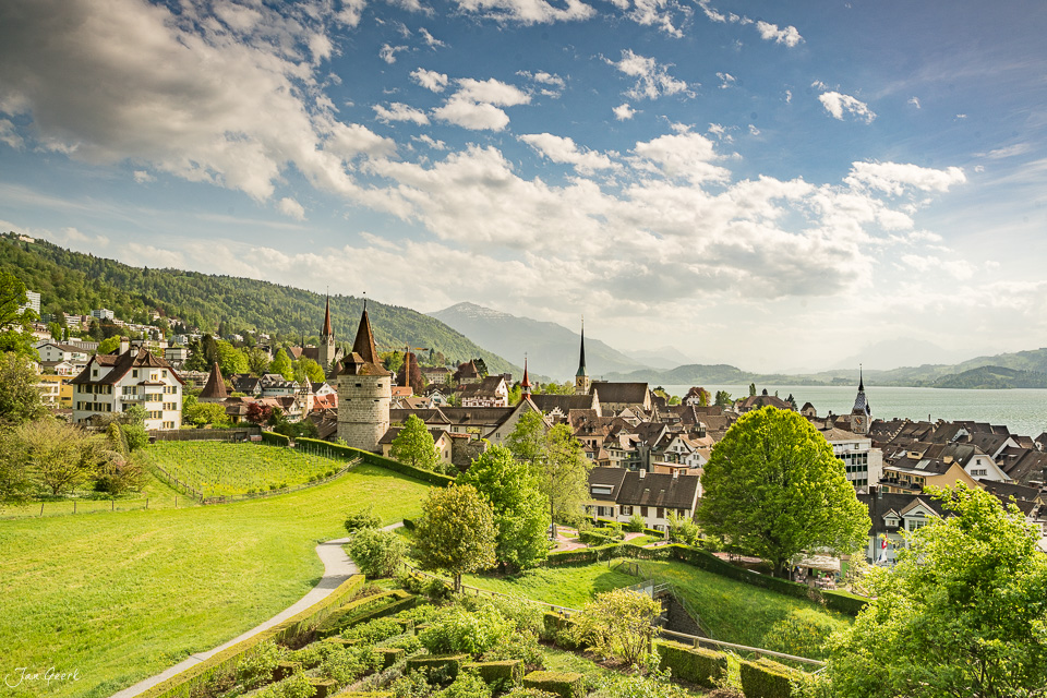 Altstadt Zug mit Kirchtürmen, Frühlingslicht, Zugersee und Berge, Zentralschweiz Schweiz – Jan Geerk Fotograf Basel