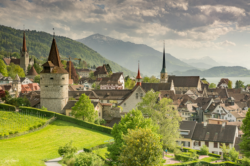 Altstadt Zug mit Kirchtürmen und See im Frühling, grüne Landschaft, Zentralschweiz Schweiz – Jan Geerk Fotograf Basel