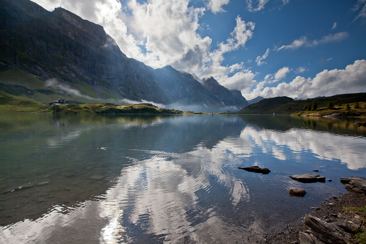 Trübsee Bergsee Spiegelung Mittag Engelberg Zentralschweiz Schweiz – Jan Geerk Fotograf Basel