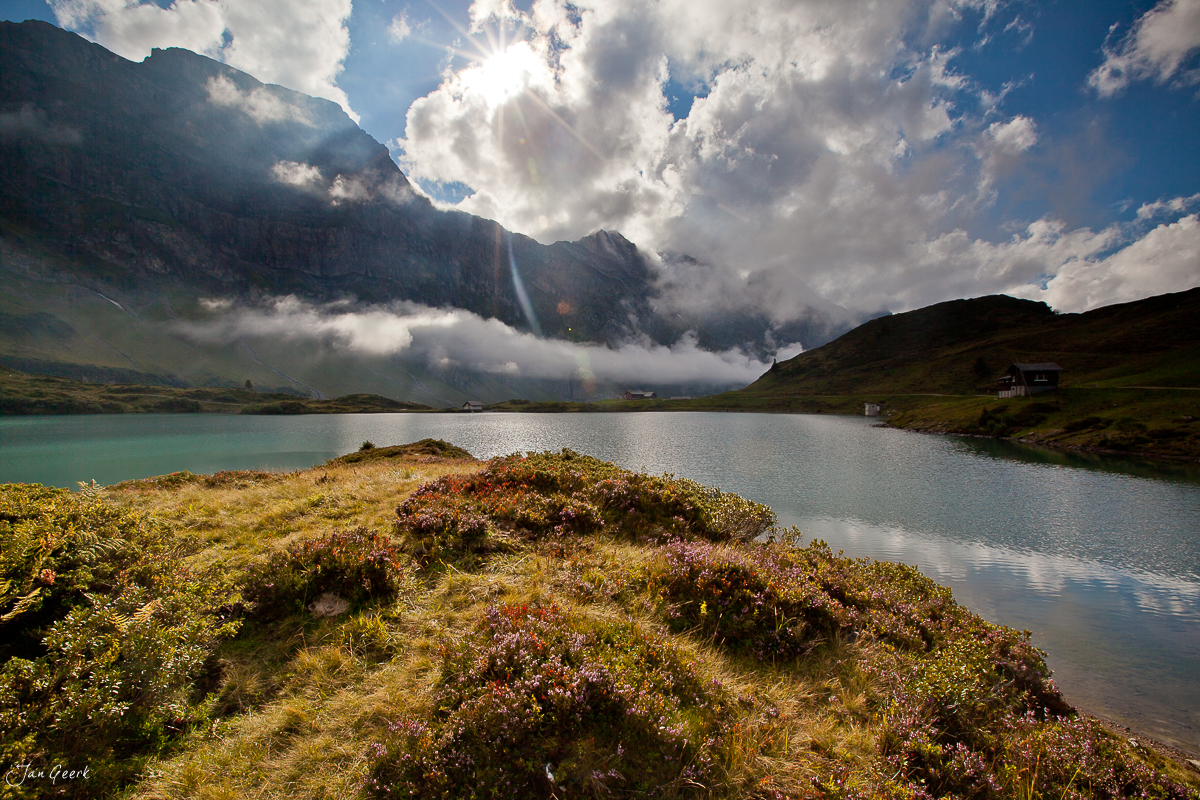 Trübsee Wasserfall Bergsee Sommerlicht Engelberg Zentralschweiz Schweiz – Jan Geerk Fotograf Basel