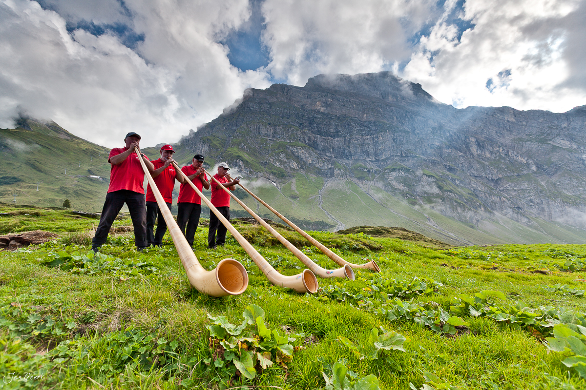 Alphornbläser Tracht Trübsee Engelberg Sommer Zentralschweiz Schweiz – Jan Geerk Fotograf Basel