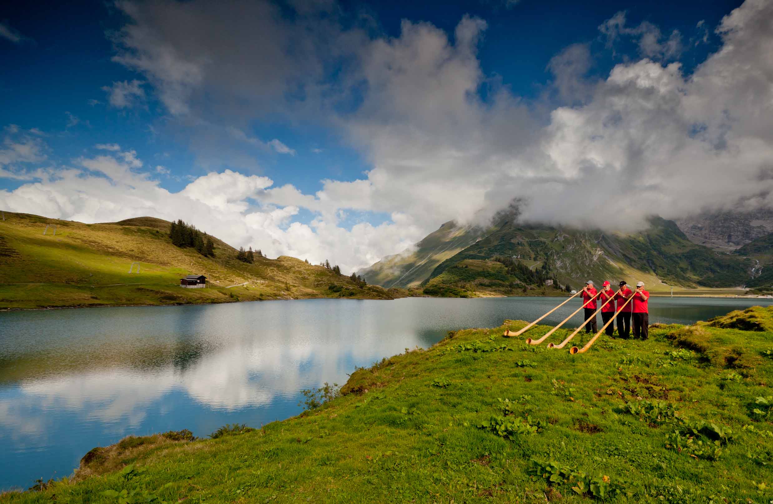 Alphornbläser Trübsee Bergsee Tracht Engelberg Zentralschweiz Schweiz – Jan Geerk Fotograf Basel