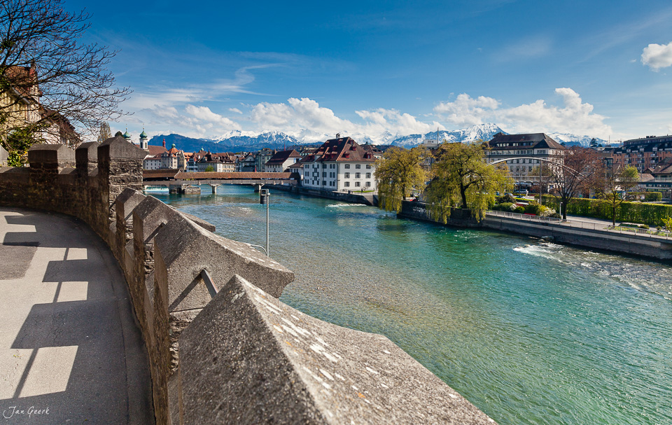 Reuss Fluss Altstadt Luzern Frühling Blick Alpenpanorama Zentralschweiz Schweiz Jan Geerk Fotograf Basel