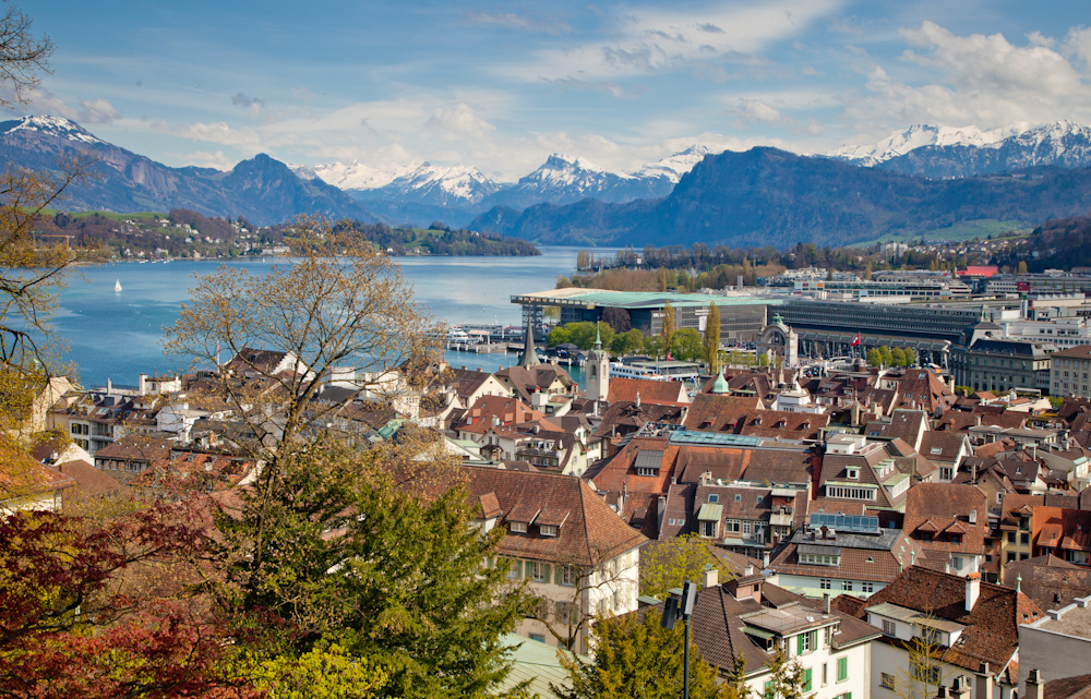 Luzern Altstadt Vierwaldstättersee Alpen Frühjahr Zentralschweiz Schweiz – Jan Geerk Fotograf Basel