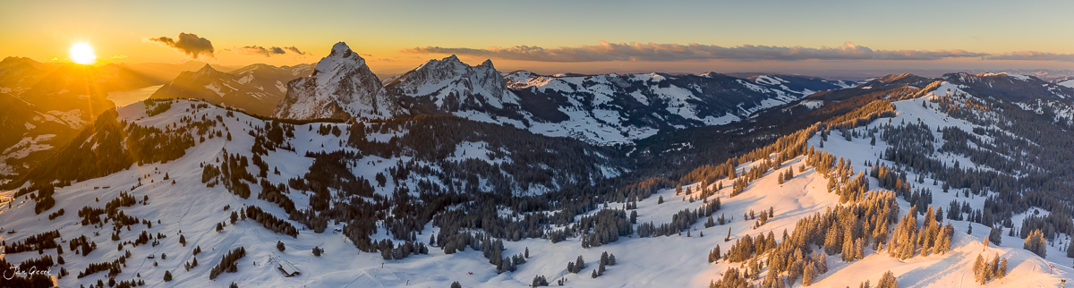 Luftaufnahme Ibergeregg mit Mythen im Winter, Schneebedeckte Berge bei Sonnenaufgang Zentralschweiz Schweiz Jan Geerk Fotograf Basel