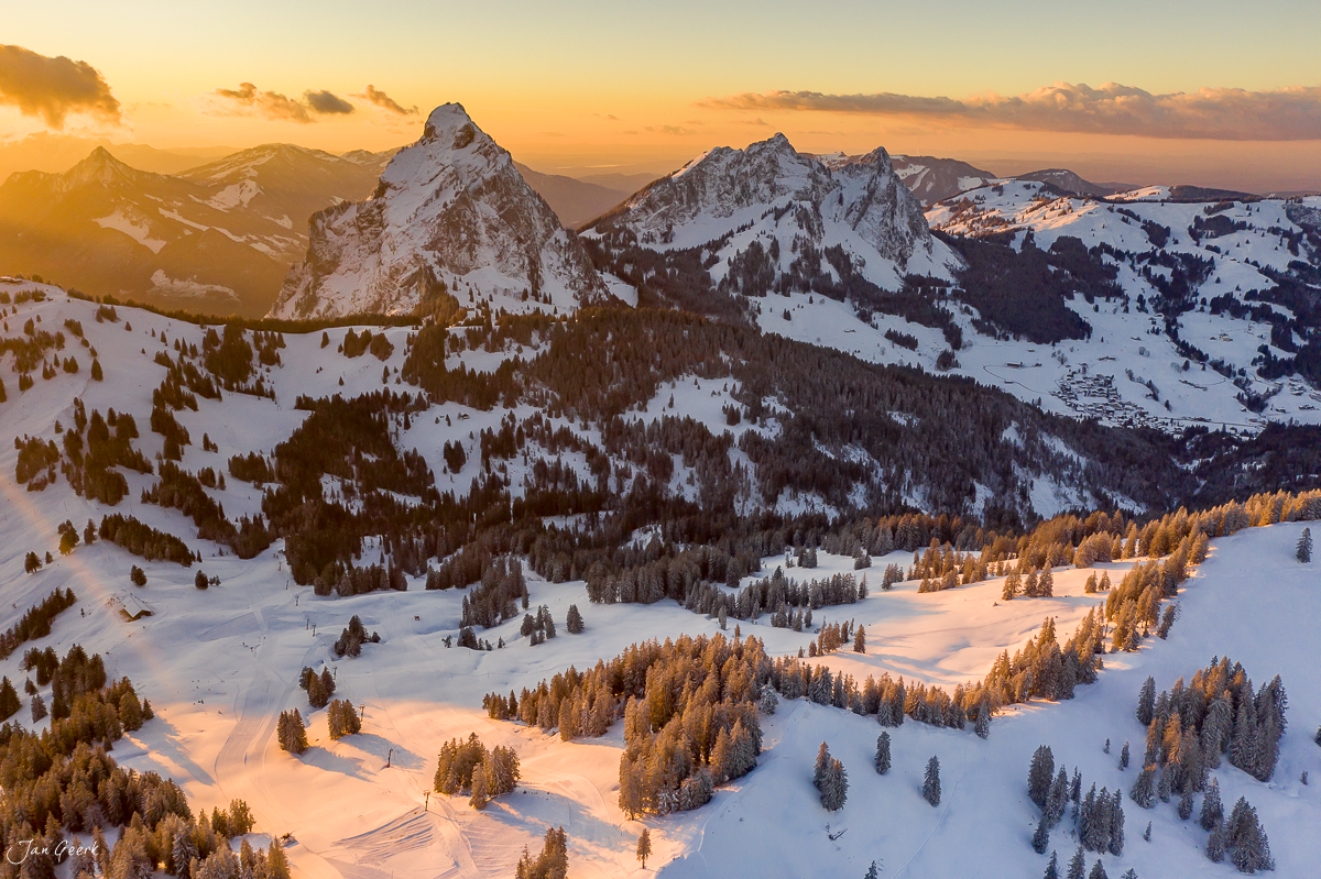Schneebedeckte Berglandschaft mit Mythen bei Sonnenaufgang, Ibergeregg Zentralschweiz Schweiz – Jan Geerk Fotograf Basel