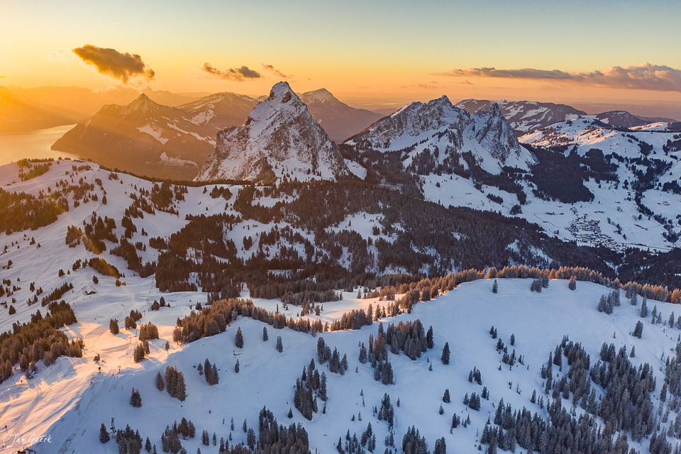 Luftaufnahme Ibergeregg mit schneebedeckten Mythen bei Sonnenaufgang im Winter, Zentralschweiz – Jan Geerk Fotograf Basel