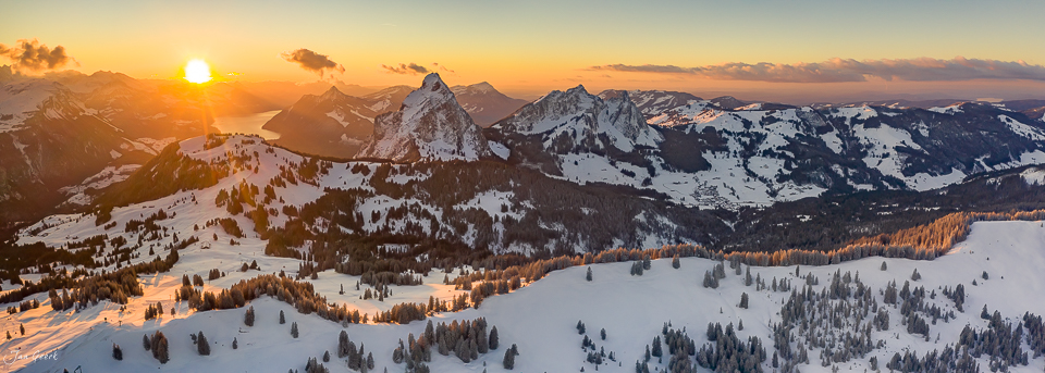 Ibergeregg mit verschneiten Mythen bei Sonnenaufgang im Winter, Zentralschweiz – Jan Geerk Fotograf Basel