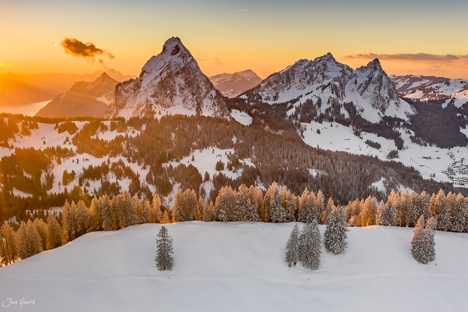 Schneebedeckte Landschaft mit Fichten am Ibergeregg, Mythen im Hintergrund, Wintersonnenaufgang, Zentralschweiz – Jan Geerk Fotograf Basel
