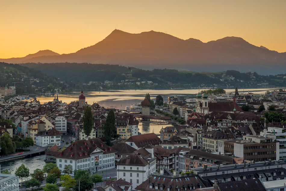 Luzern Stadtansicht mit Kapellbrücke und Vierwaldstättersee bei Sonnenaufgang, Alpen im Hintergrund, Sommer, Zentralschweiz, Schweiz – Jan Geerk Fotograf Basel
