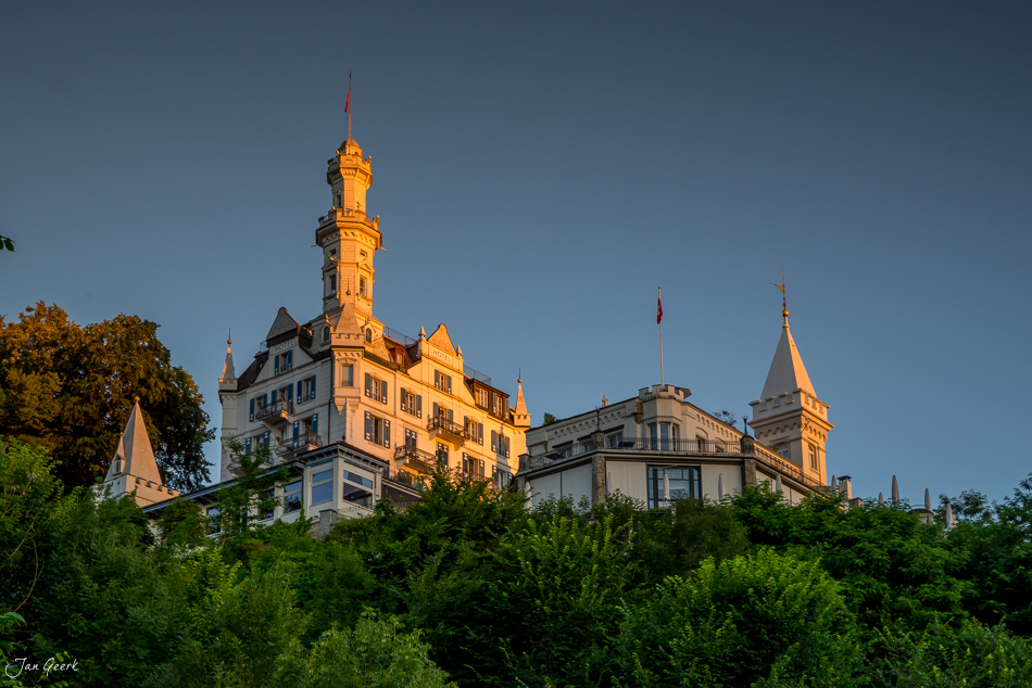 Schloss Neuschwanstein-ähnliches Schloss auf grünem Hügel bei Sonnenaufgang, Luzern Zentralschweiz Schweiz – Jan Geerk Fotograf Basel