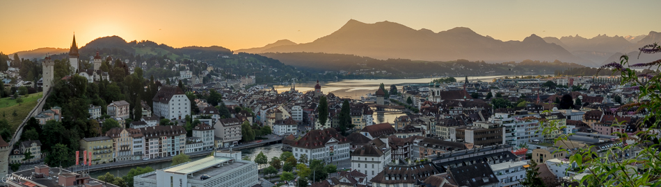 Panorama von Luzern bei Sonnenaufgang mit Vierwaldstättersee und Alpenbergen im Sommer – Jan Geerk Fotograf Basel