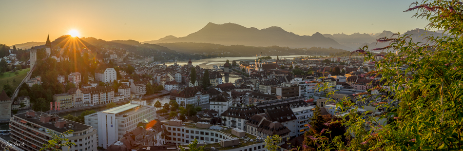 Sonnenaufgang über Luzern mit Vierwaldstättersee, Alpen und Kapellbrücke im Sommerlicht – Jan Geerk Fotograf Basel Schweiz