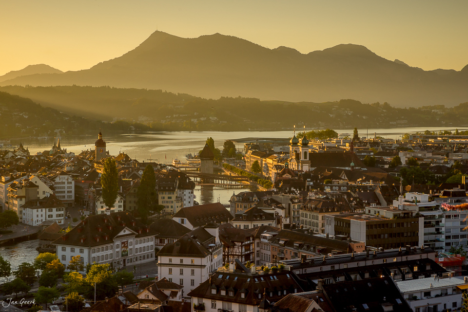 Stadtpanorama Luzern mit Kapellbrücke, See und Alpen im Sonnenaufgang, Zentralschweiz Schweiz – Jan Geerk Fotograf Basel
