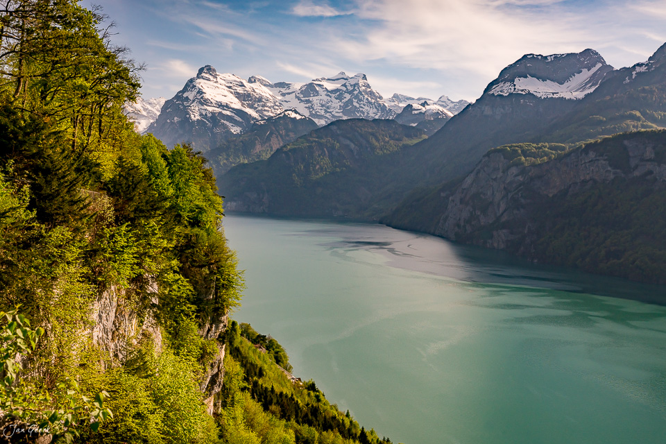 Alpensee mit schneebedeckten Gipfeln, grüne Felswände und Frühjahrsleuchten am Vierwaldstättersee Schweiz – Jan Geerk Fotograf Basel
