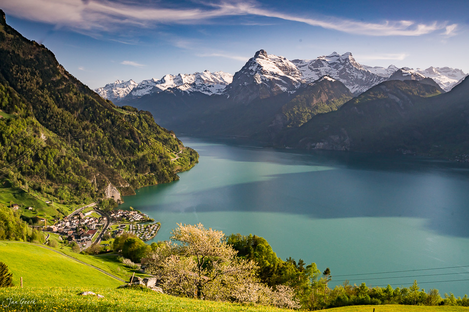 Alpendorf Morschach am Vierwaldstättersee mit schneebedeckten Bergen im Frühling, Zentralschweiz – Jan Geerk Fotograf Basel