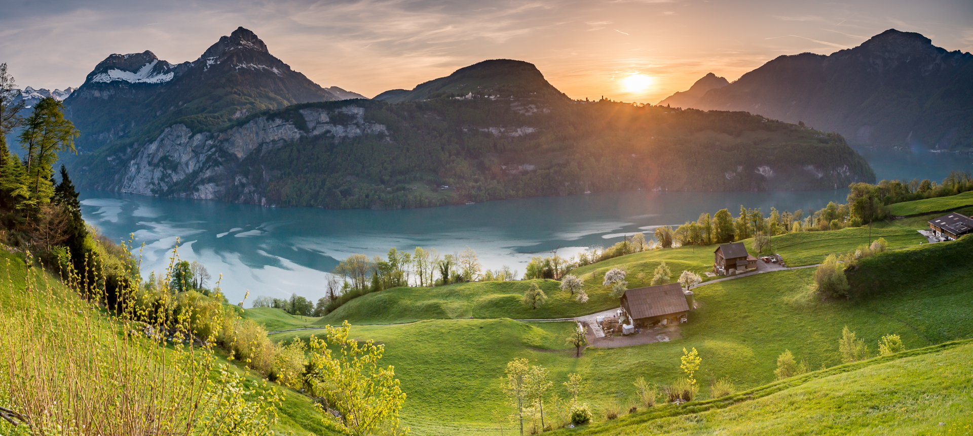 Berglandschaft mit türkisem See, grünen Wiesen und Alpenhütten bei Sonnenaufgang in Morschach, Zentralschweiz – Jan Geerk Fotograf Basel