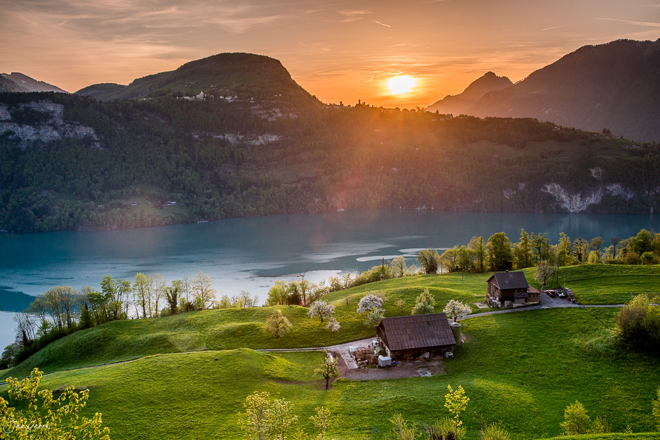 Berglandschaft mit See und Häusern bei Sonnenaufgang im Frühling in Morschach Zentralschweiz Schweiz – Jan Geerk Fotograf Basel
