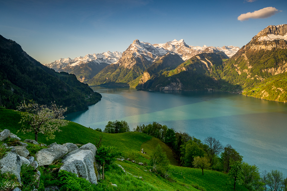 Alpiner See mit schneebedeckten Bergen im Frühling, Morschach Zentralschweiz Schweiz – Jan Geerk Fotograf Basel