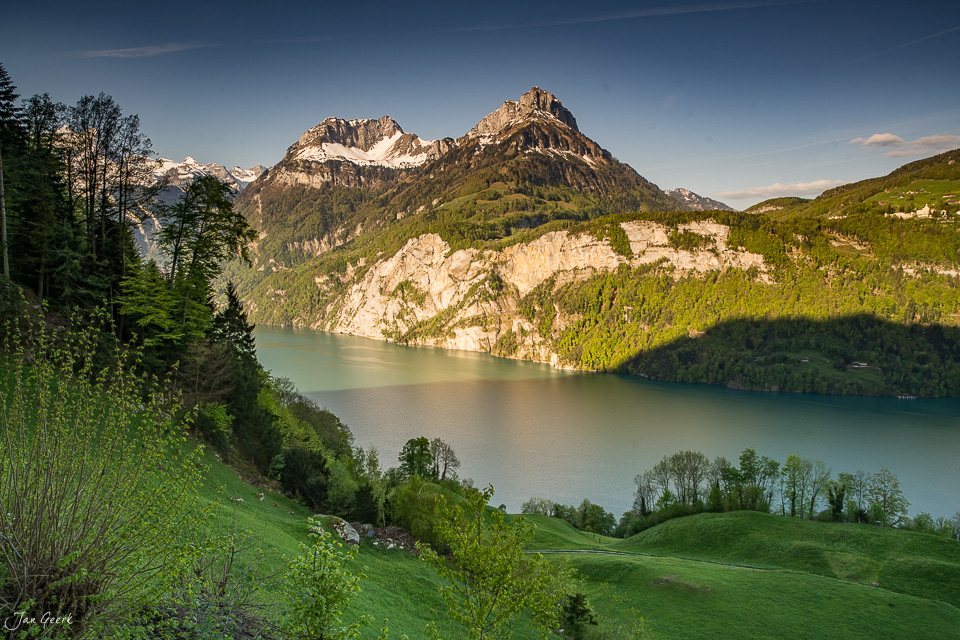 Alpiner See mit Bergpanorama im Frühling, klares Wasser und grüne Wälder, Zentralschweiz – Jan Geerk Fotograf Basel